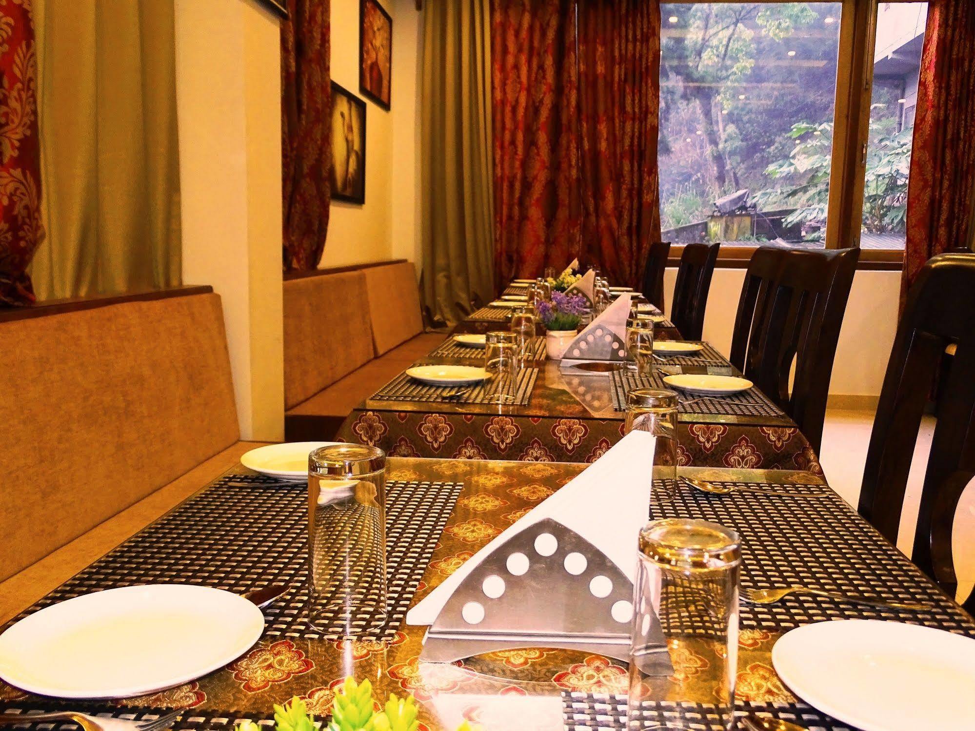 The Golden Crest Hotell Gangtok Exteriör bild